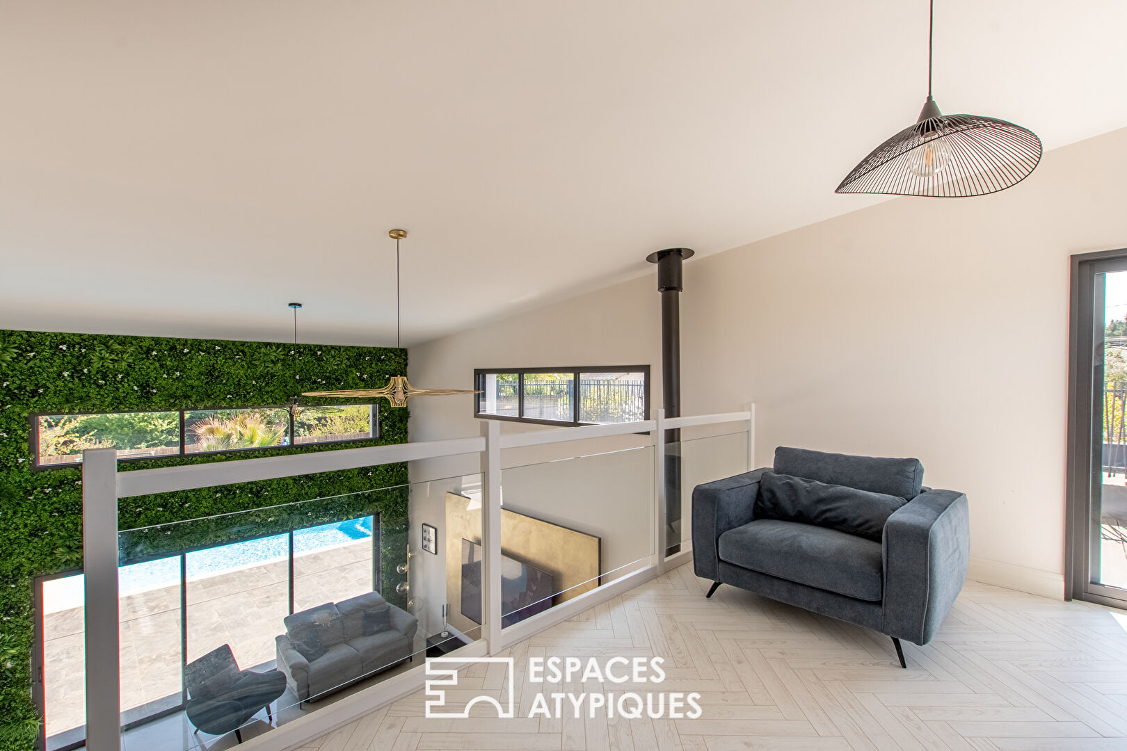 Bright Contemporary House and its Swimming Pool