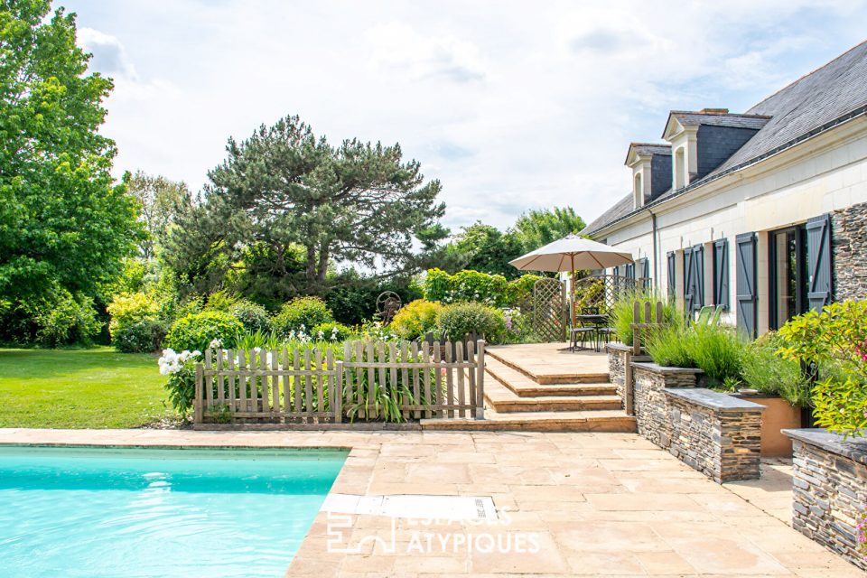Longère traditionnelle du Val de loire sur son parc avec piscine