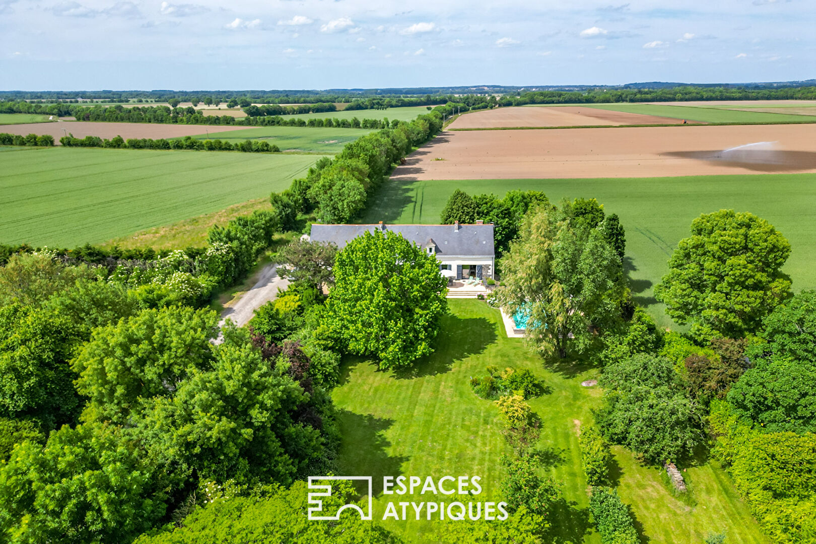 Longère traditionnelle du Val de loire sur son parc avec piscine