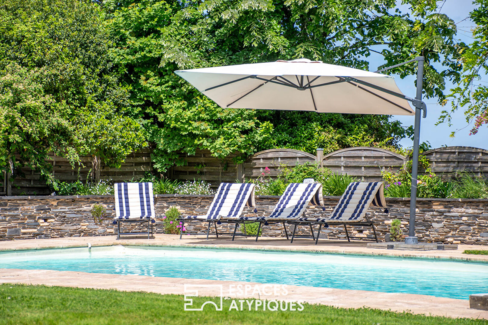 Longère traditionnelle du Val de loire sur son parc avec piscine