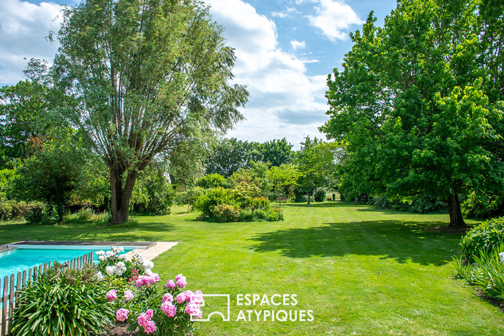 Longère traditionnelle du Val de loire sur son parc avec piscine