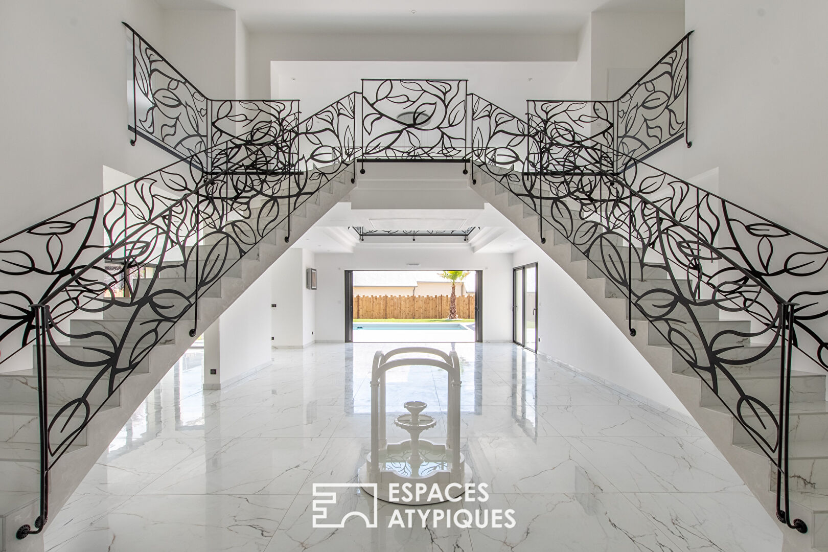 Elegant contemporary property with swimming pool