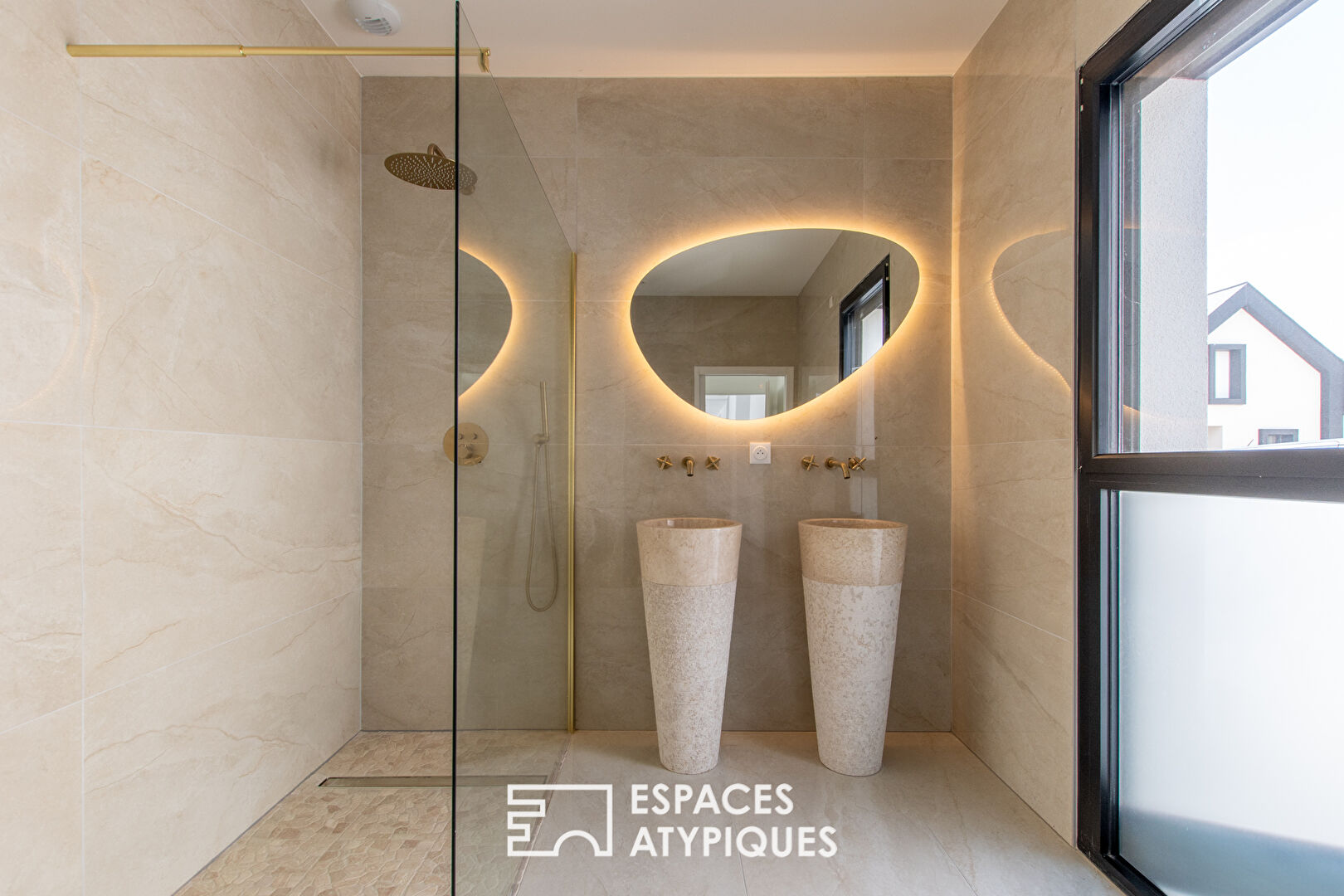 Elegant contemporary property with swimming pool