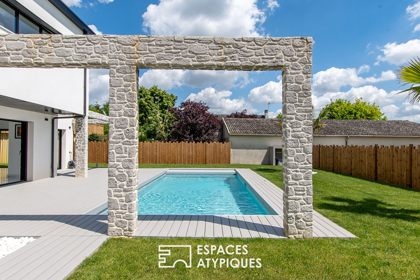 Élégante villa contemporaine avec piscine