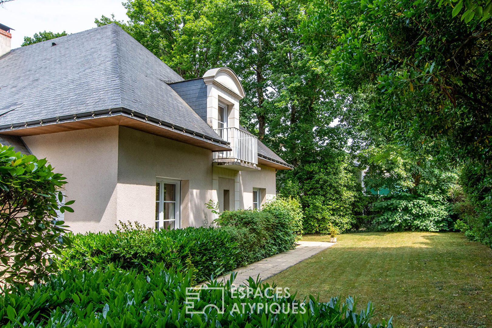 Maison contemporaine nichée dans la canopée angevine