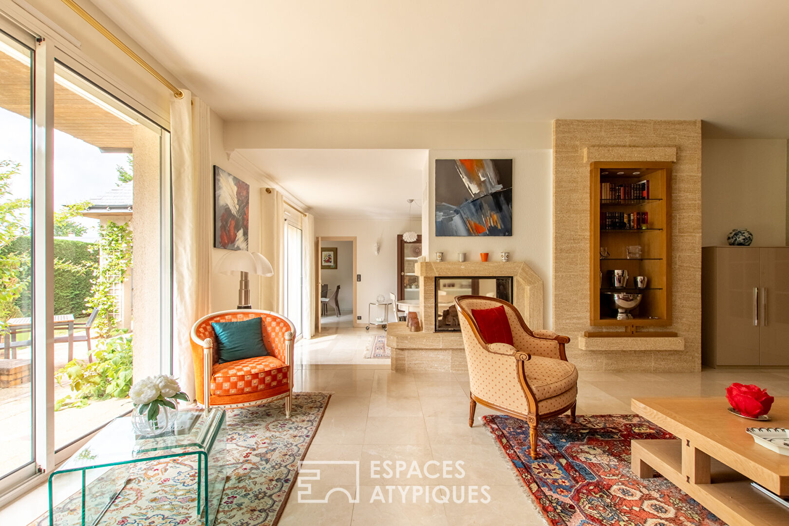 Maison contemporaine nichée dans la canopée angevine