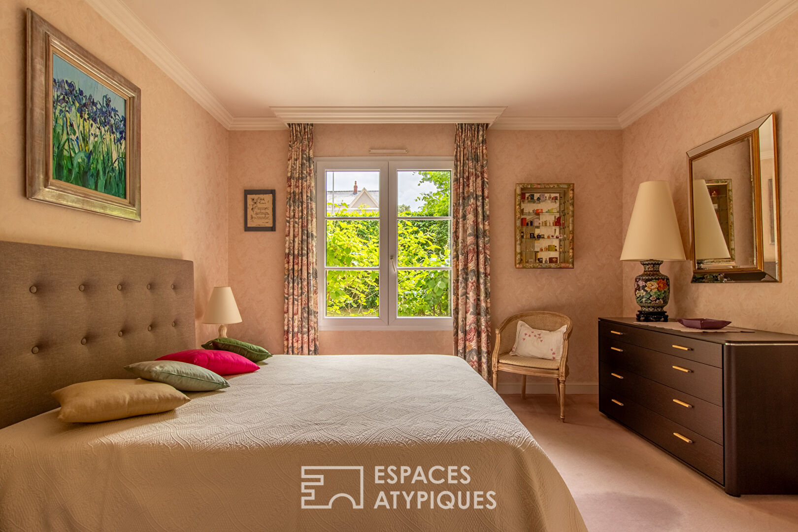 Maison contemporaine nichée dans la canopée angevine