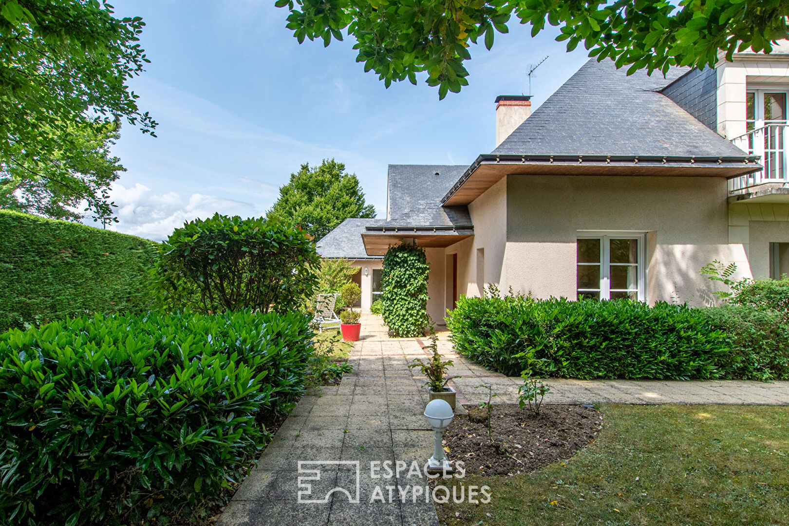 Maison contemporaine nichée dans la canopée angevine