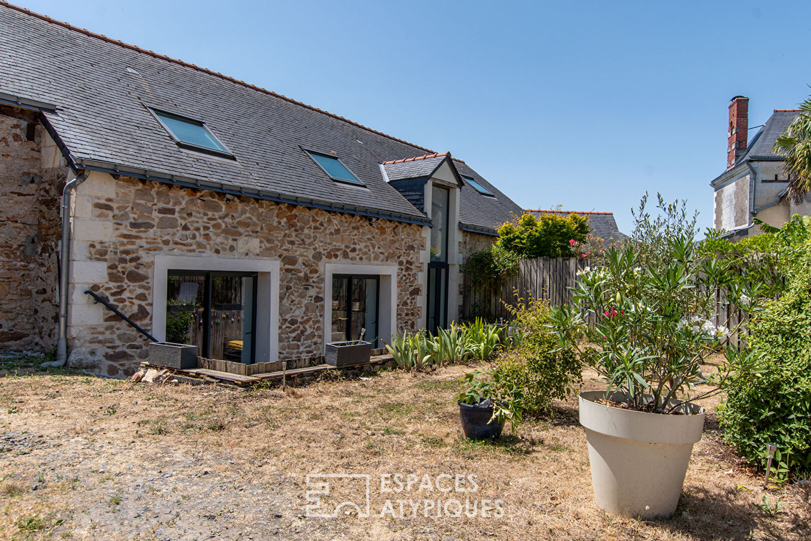 Maison esprit loft avec jardin et dépendance