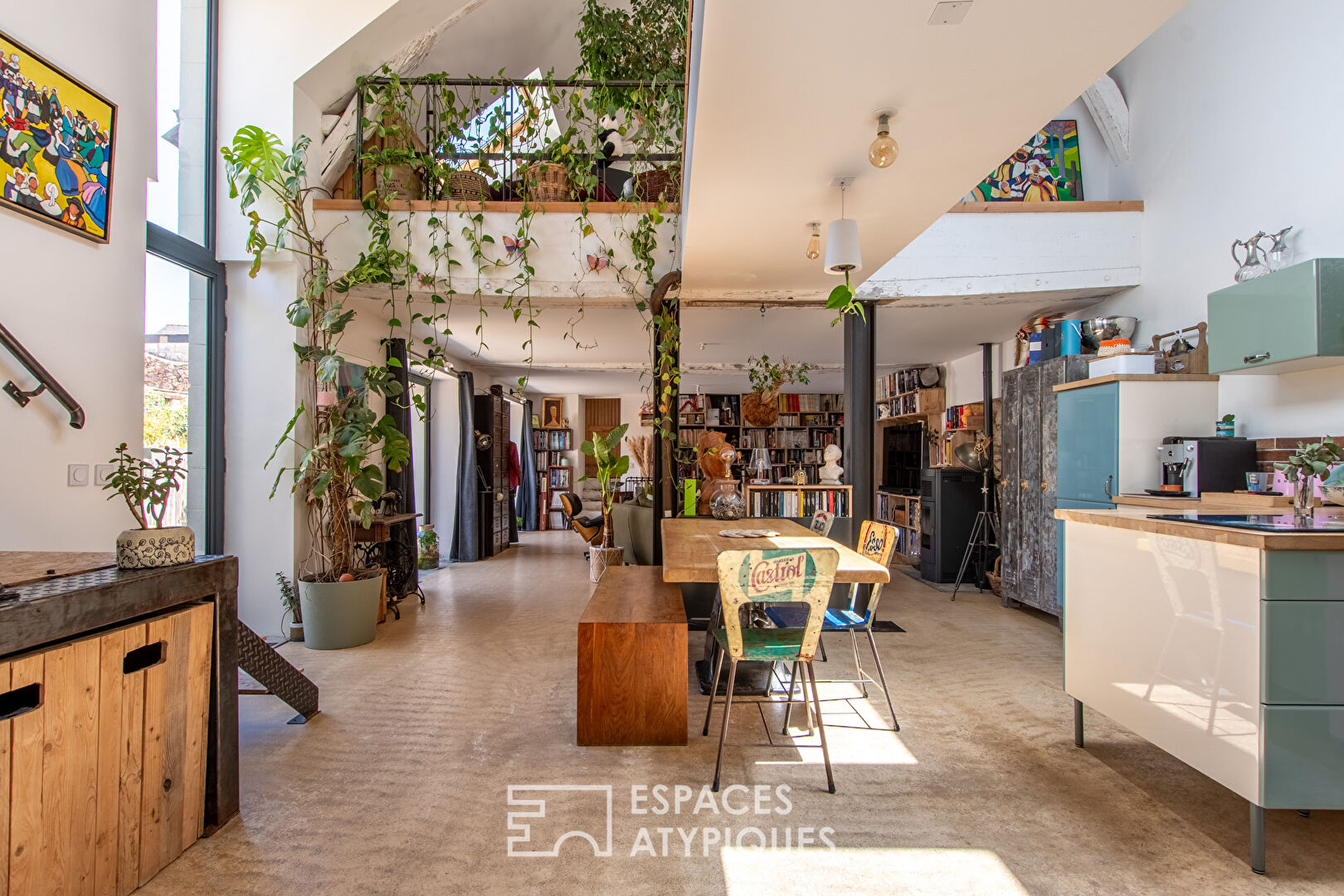 Maison esprit loft avec jardin et dépendance