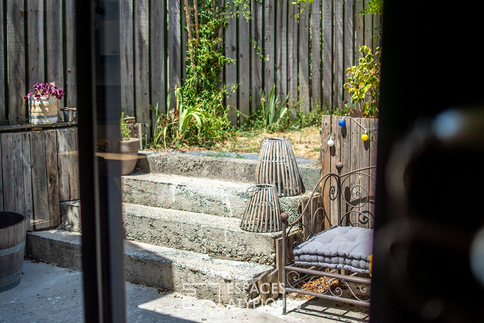 Maison esprit loft avec jardin et dépendance