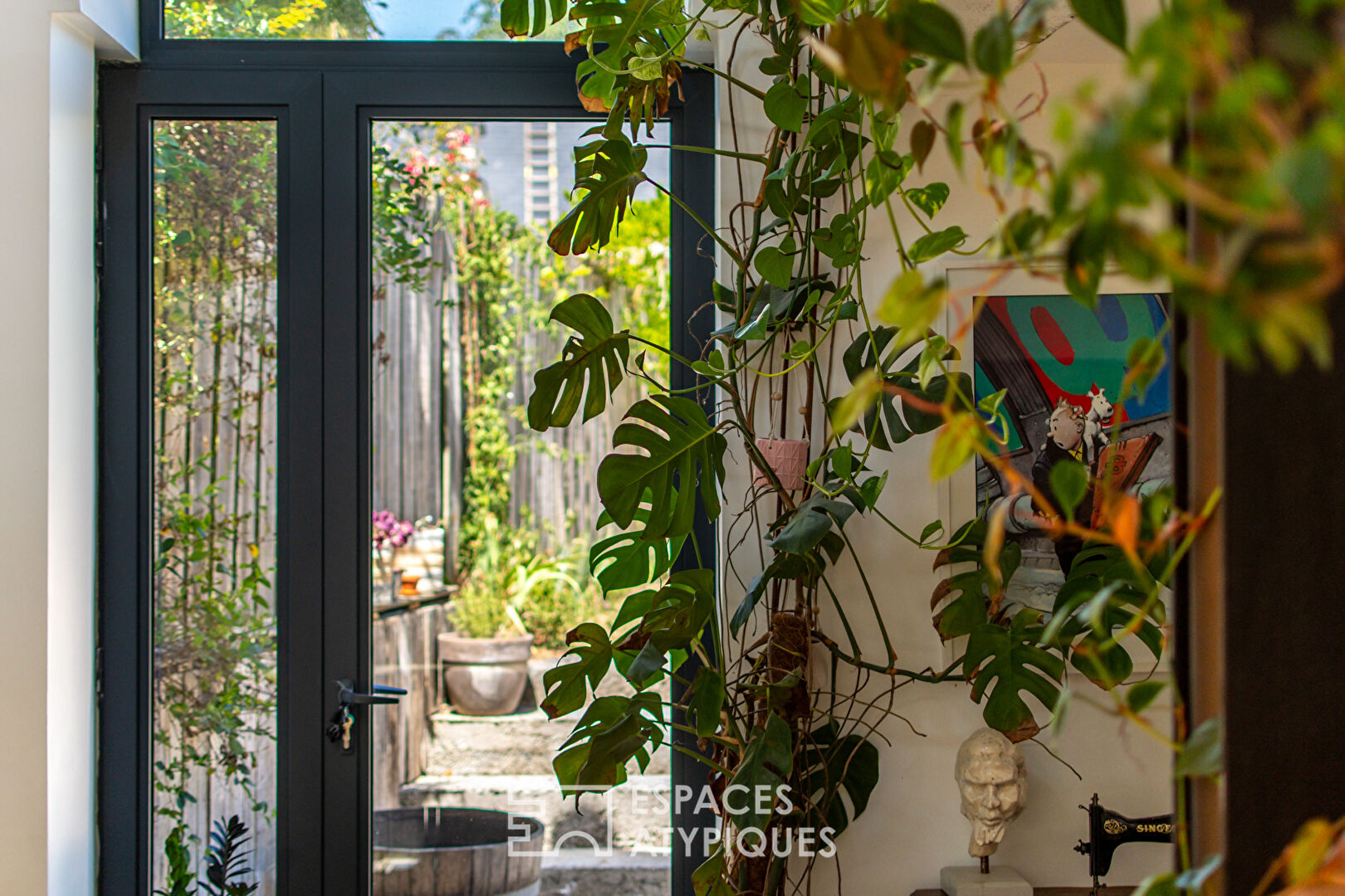 Maison esprit loft avec jardin et dépendance