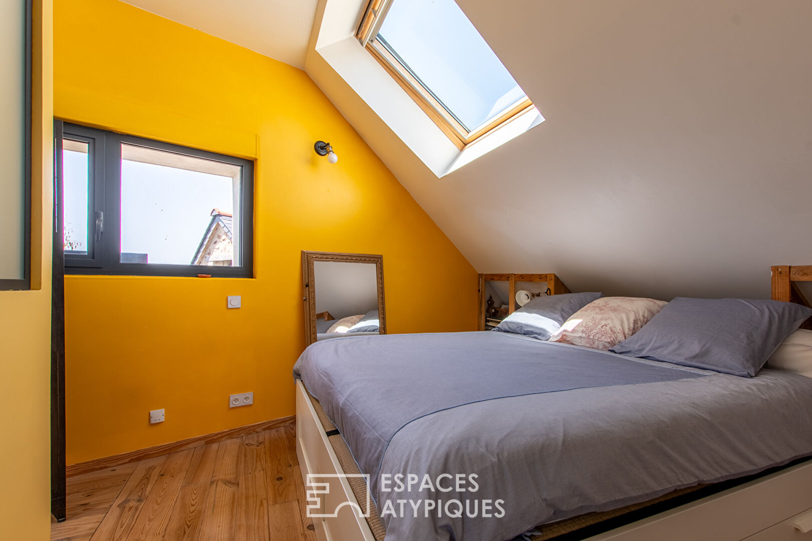 Maison esprit loft avec jardin et dépendance