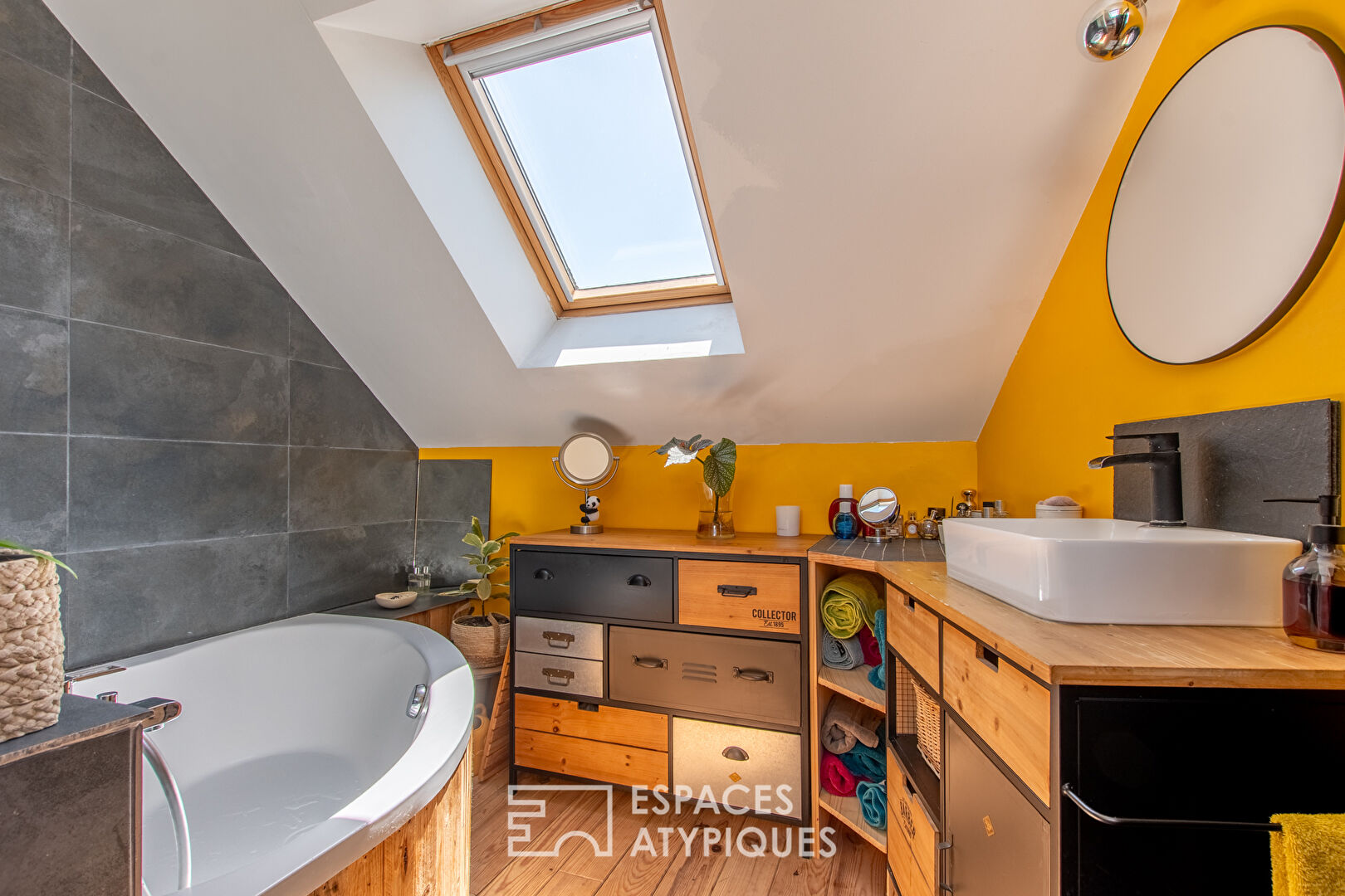 Maison esprit loft avec jardin et dépendance