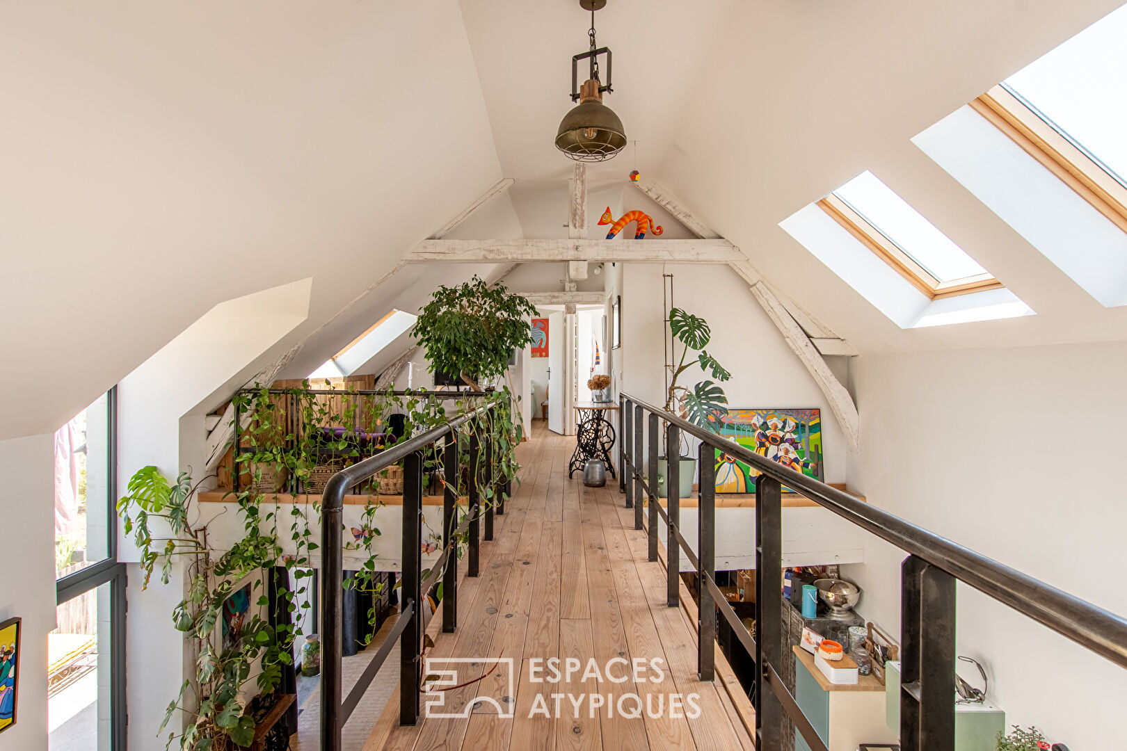 Maison esprit loft avec jardin et dépendance