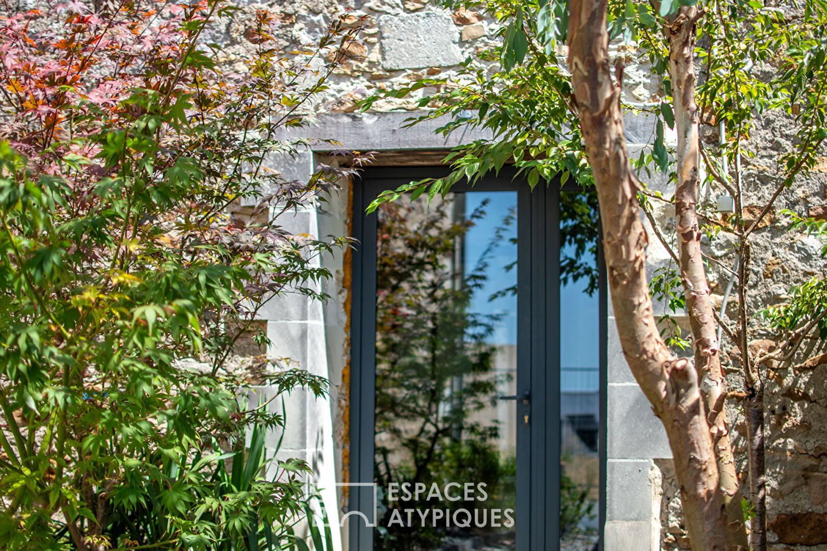 Maison esprit loft avec jardin et dépendance