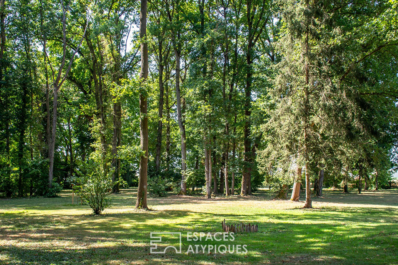 Longère de charme au coeur d’un parc arboré avec piscine