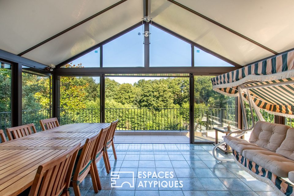 Maison d'architecte entre prés, bois et étang