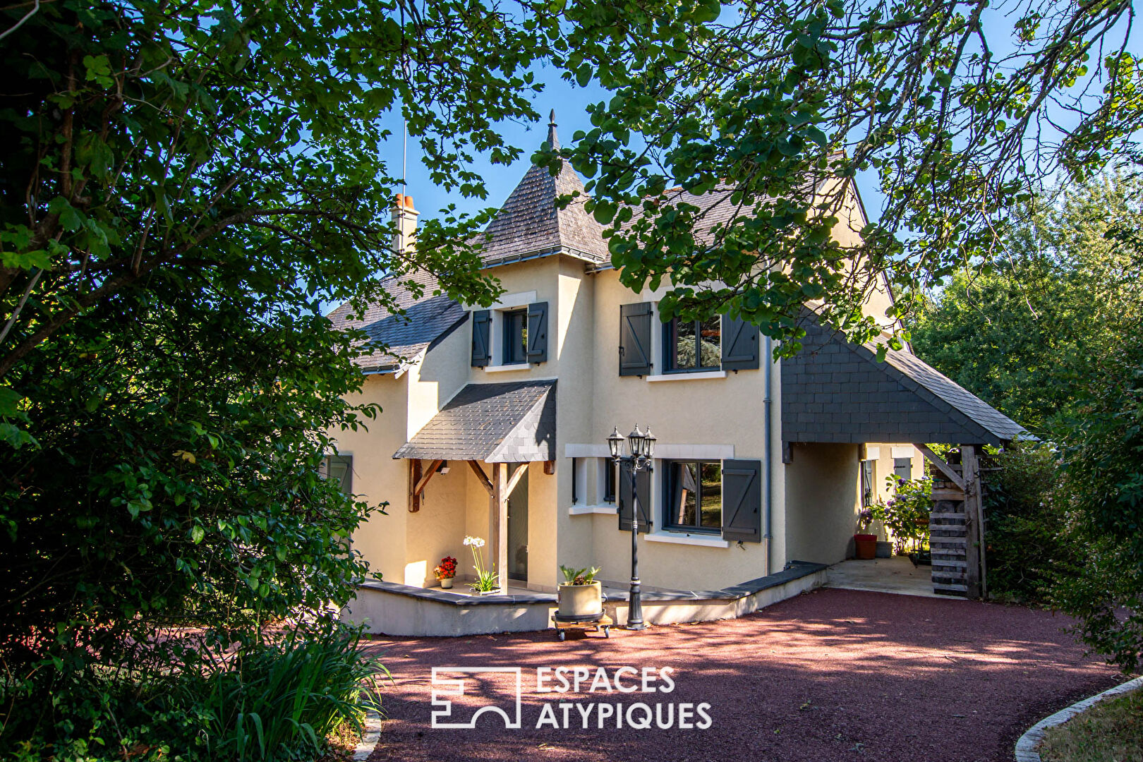Maison d’architecte entre prés, bois et étang
