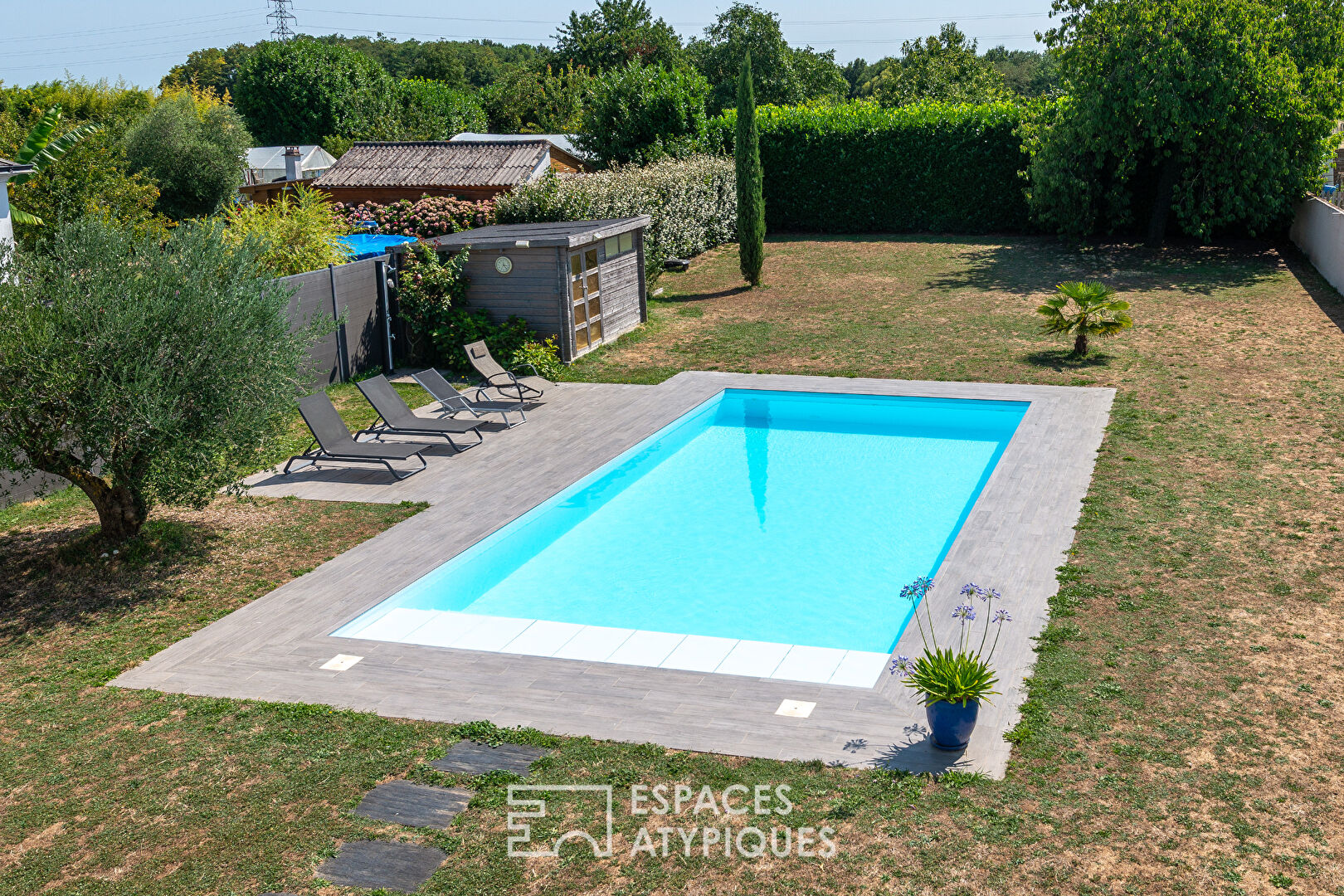Maison contemporaine avec piscine et jardin