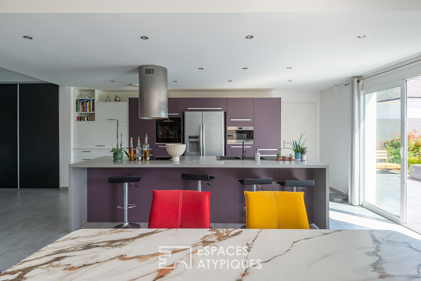Maison contemporaine avec piscine et jardin