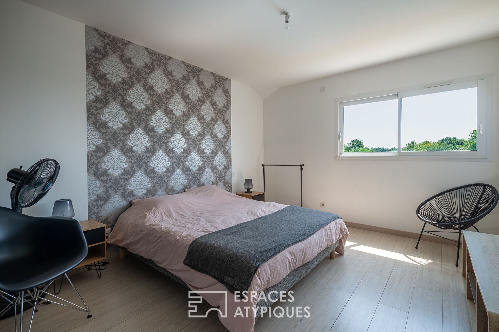 Maison contemporaine avec piscine et jardin