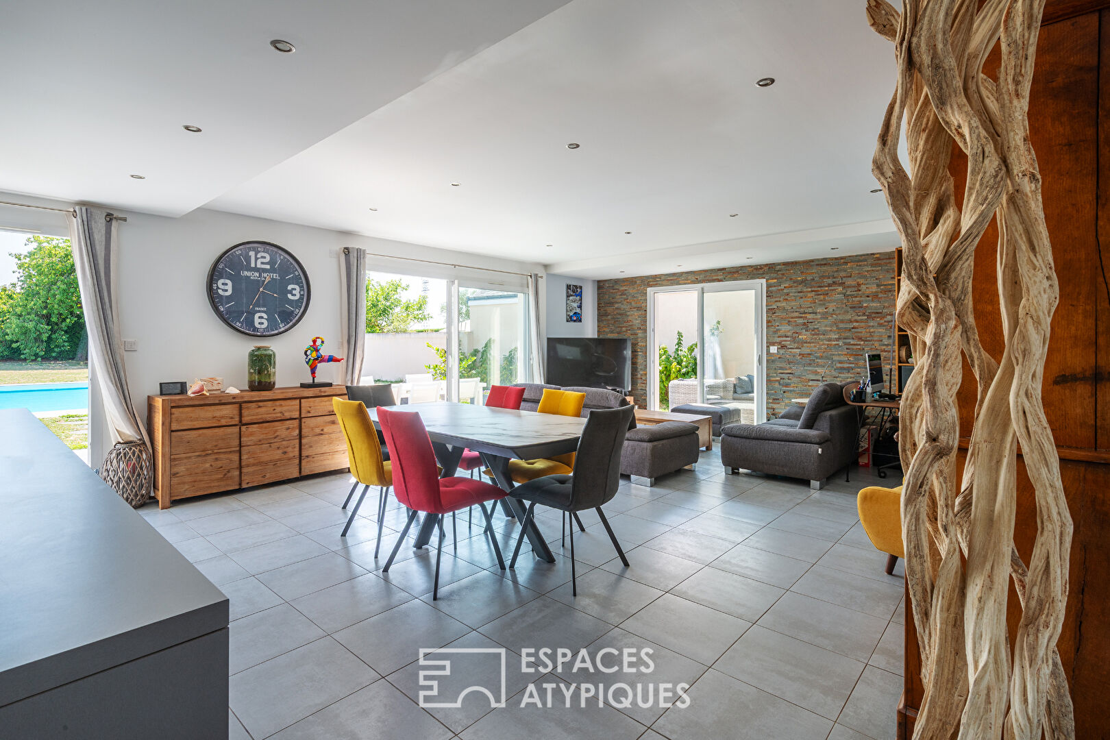Maison contemporaine avec piscine et jardin
