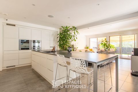 Belle contemporaine avec jardin et piscine dans un éco-quartier