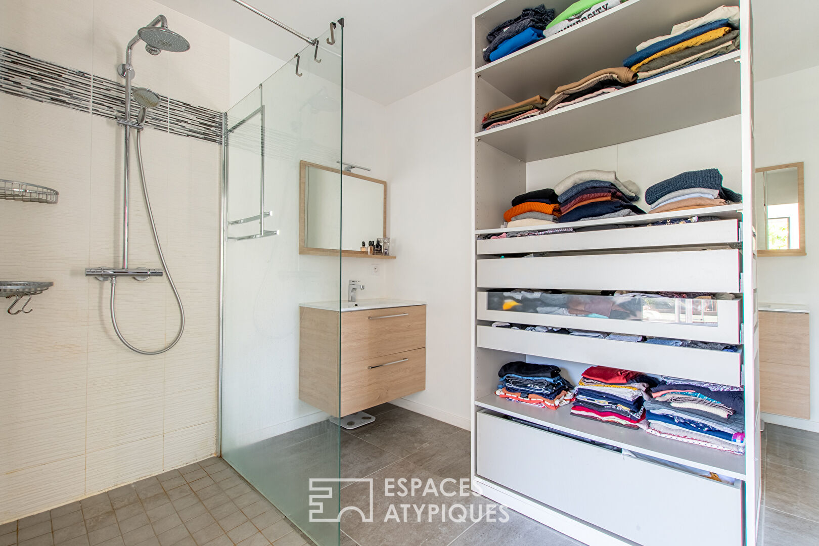 Belle contemporaine avec jardin et piscine dans un éco-quartier