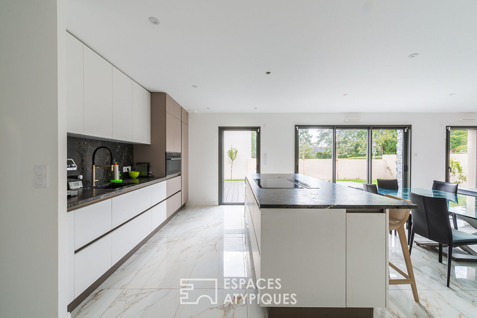 Maison contemporaine, lignes claires et vie de famille – Bouchemaine Pruniers
