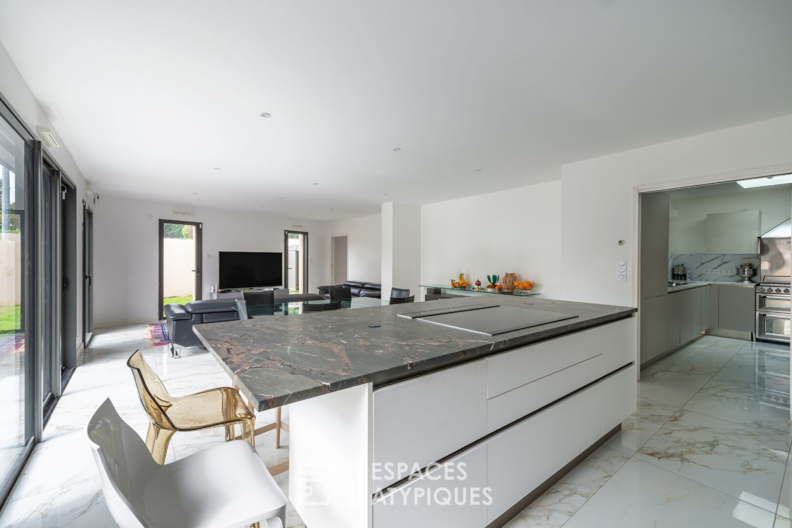 Maison contemporaine, lignes claires et vie de famille – Bouchemaine Pruniers
