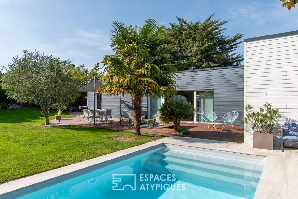 Maison contemporaine de plain-pieds avec piscine et jardin paysagé à Bouchemaine