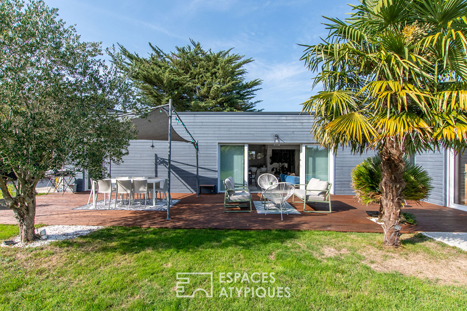 Maison contemporaine de plain-pied avec piscine et jardin paysagé à Bouchemaine