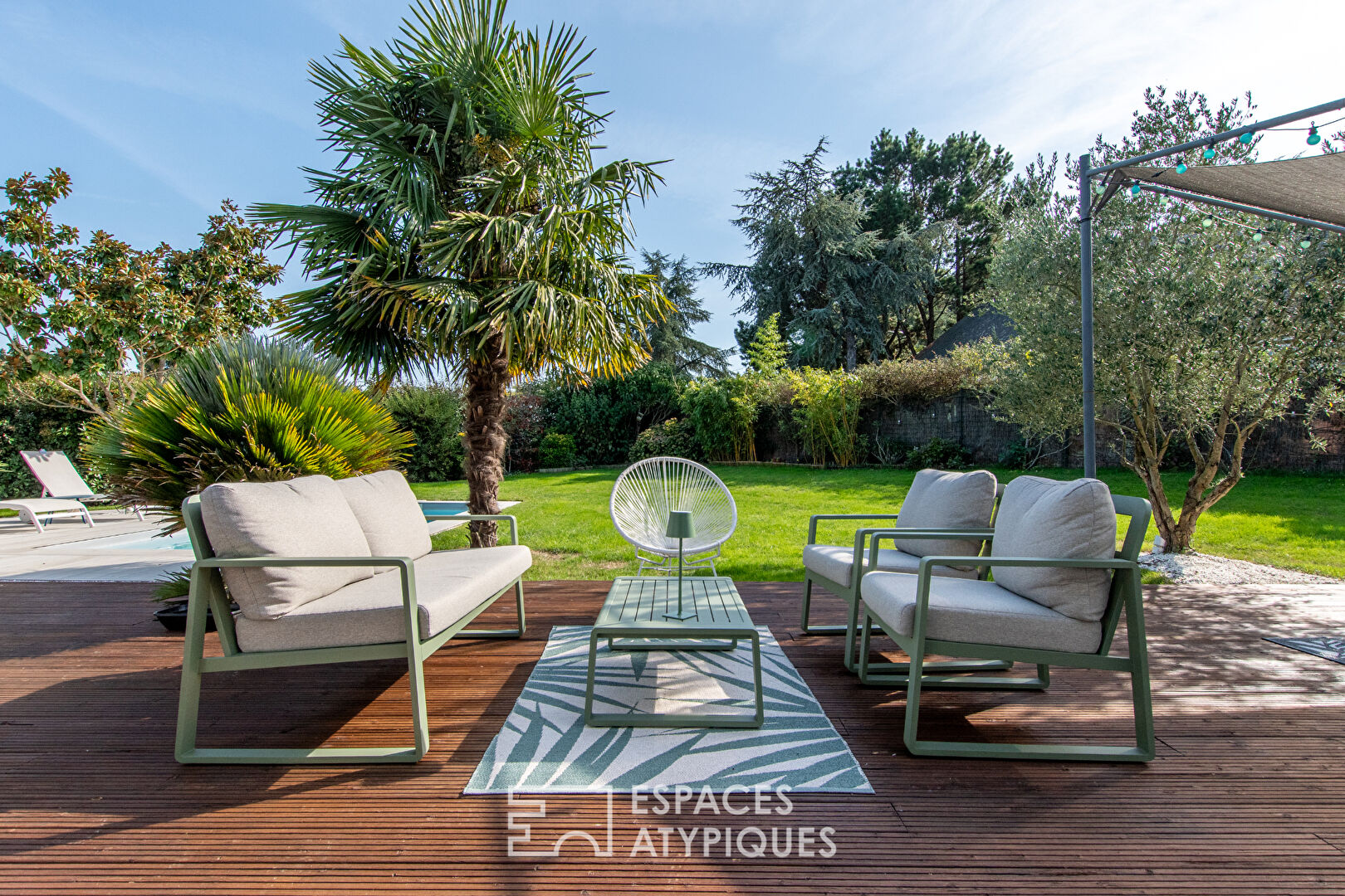 Maison contemporaine de plain-pied avec piscine et jardin paysagé à Bouchemaine
