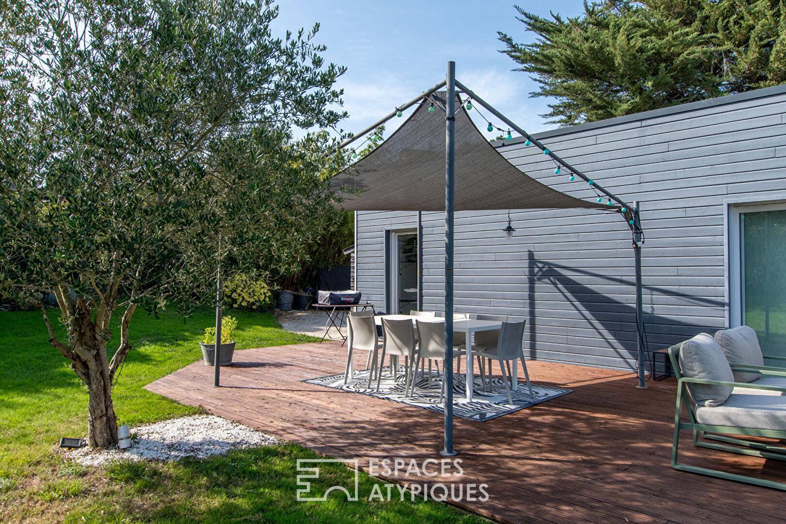 Maison contemporaine de plain-pied avec piscine et jardin paysagé à Bouchemaine