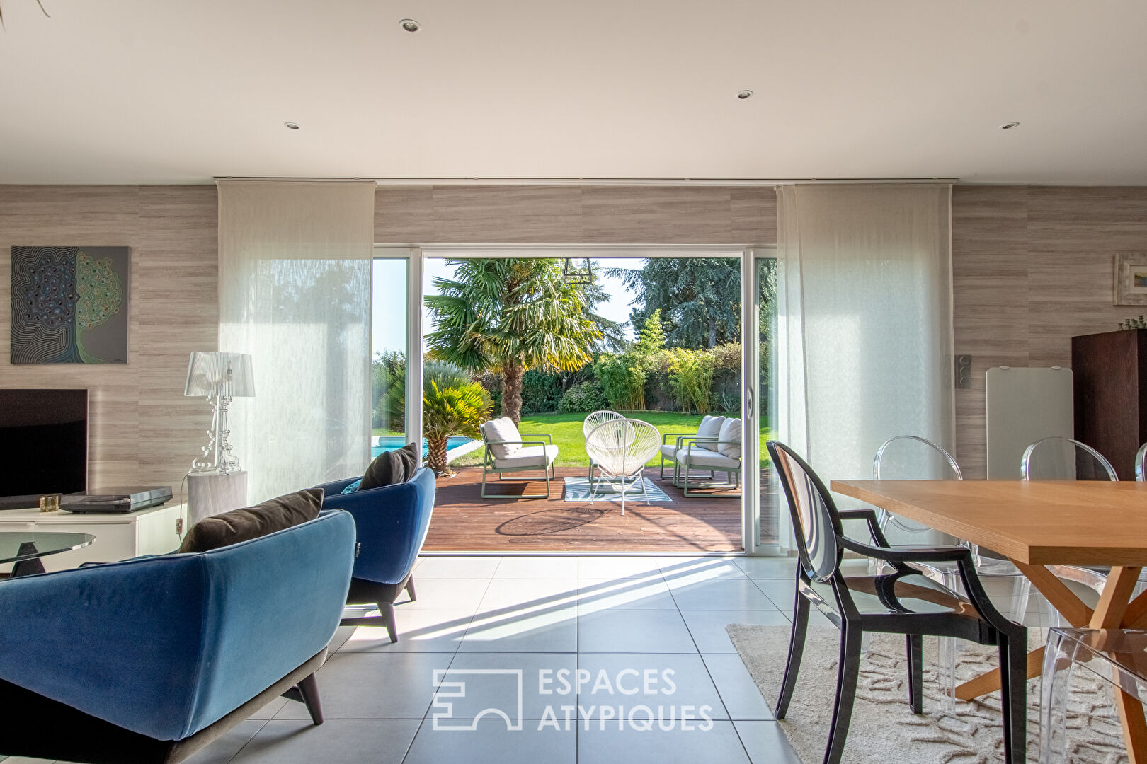 Maison contemporaine de plain-pied avec piscine et jardin paysagé à Bouchemaine