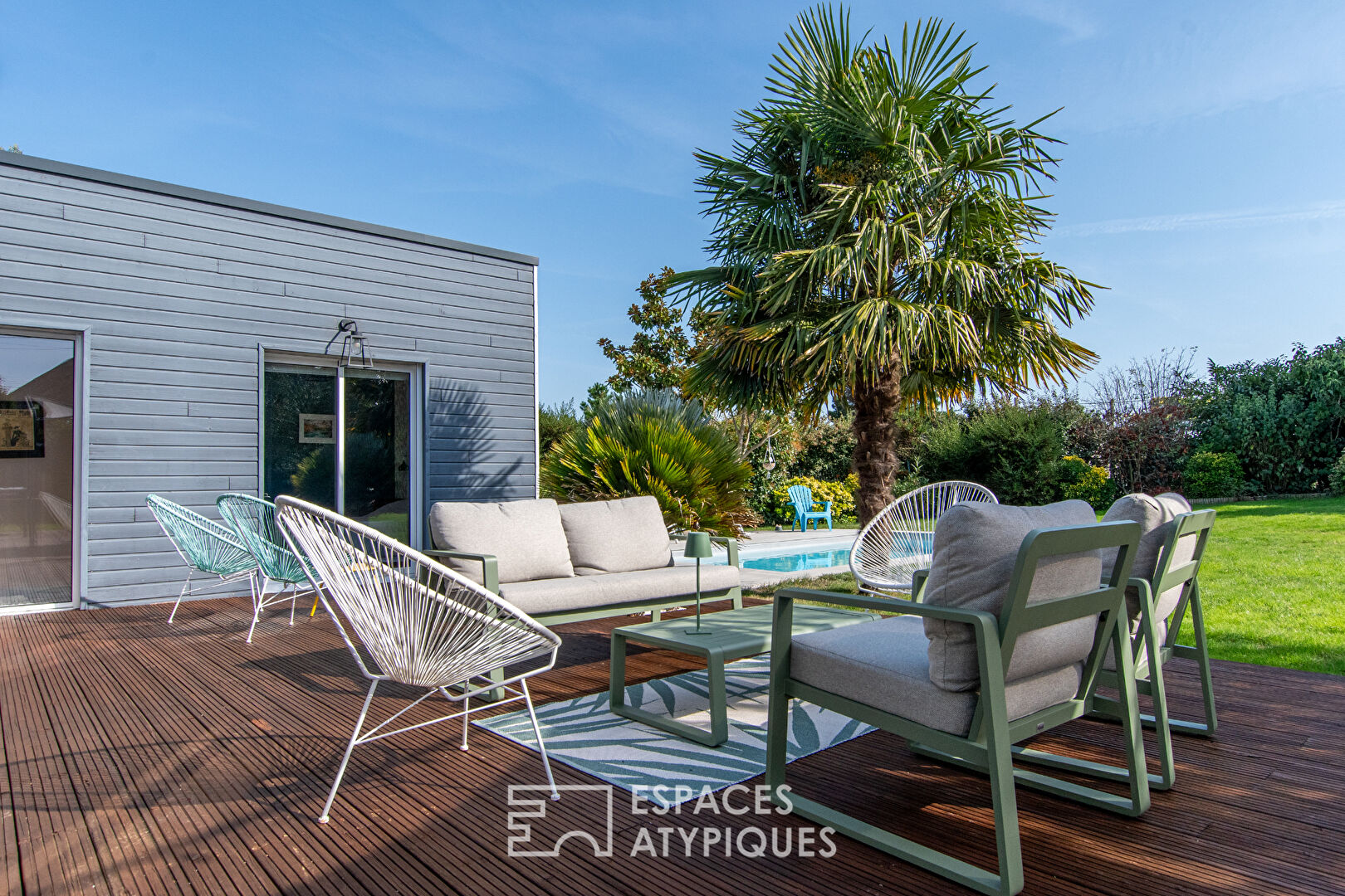 Maison contemporaine de plain-pied avec piscine et jardin paysagé à Bouchemaine