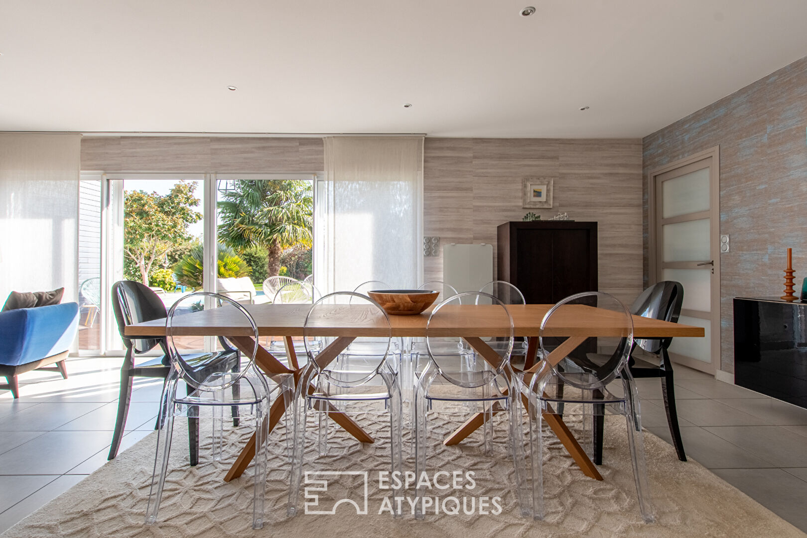Maison contemporaine de plain-pied avec piscine et jardin paysagé à Bouchemaine