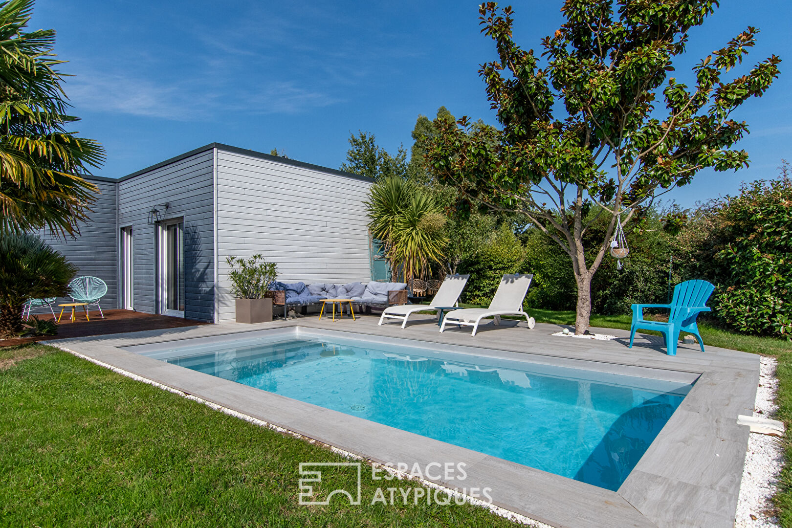 Maison contemporaine de plain-pied avec piscine et jardin paysagé à Bouchemaine