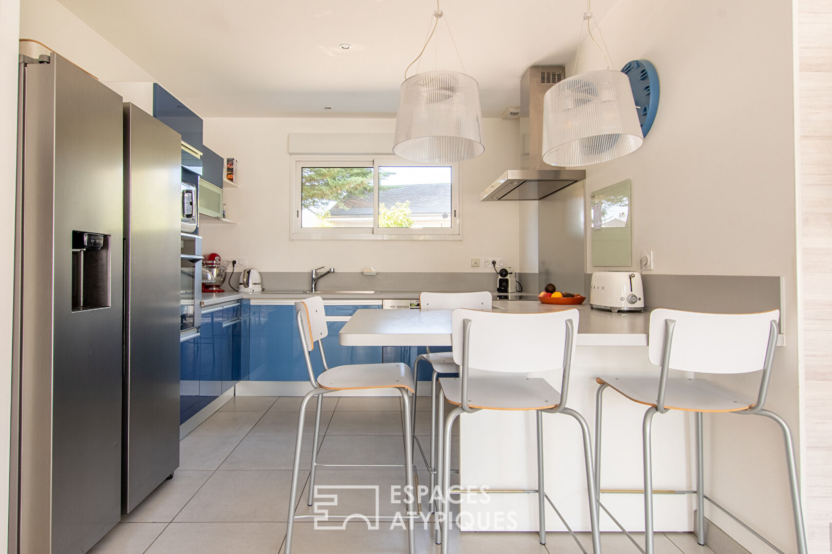Maison contemporaine de plain-pied avec piscine et jardin paysagé à Bouchemaine