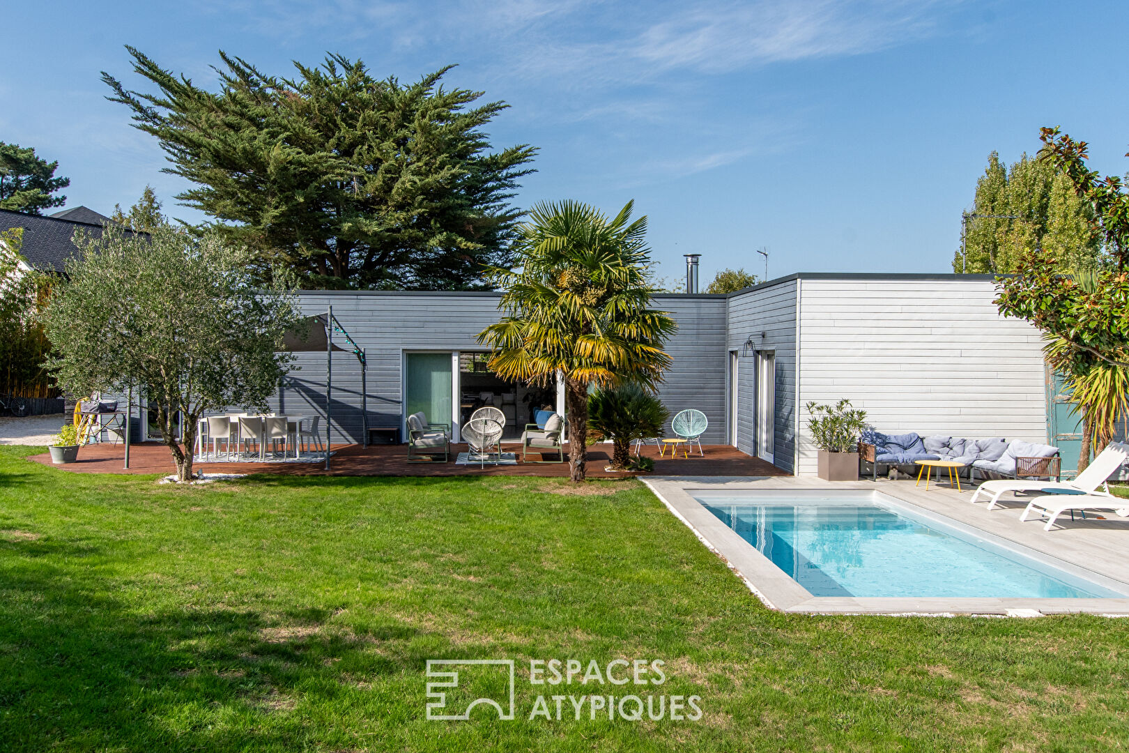 Maison contemporaine de plain-pied avec piscine et jardin paysagé à Bouchemaine