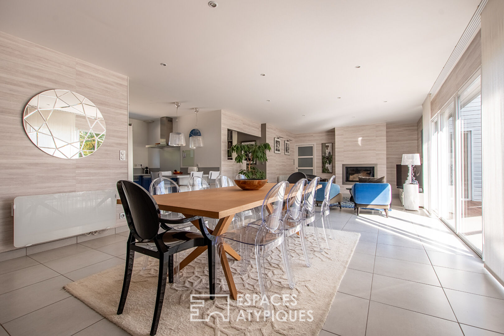 Maison contemporaine de plain-pied avec piscine et jardin paysagé à Bouchemaine