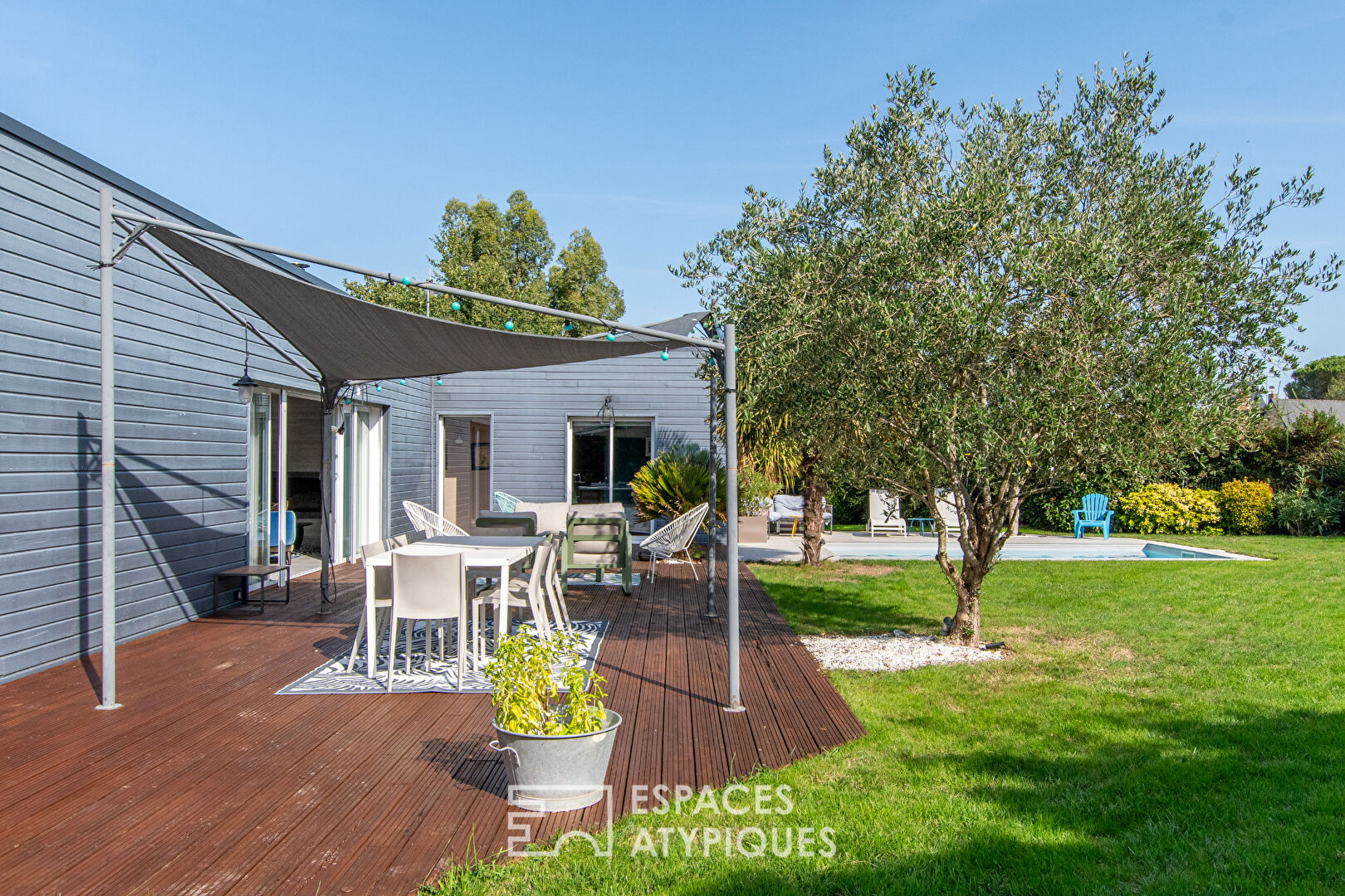 Maison contemporaine de plain-pied avec piscine et jardin paysagé à Bouchemaine