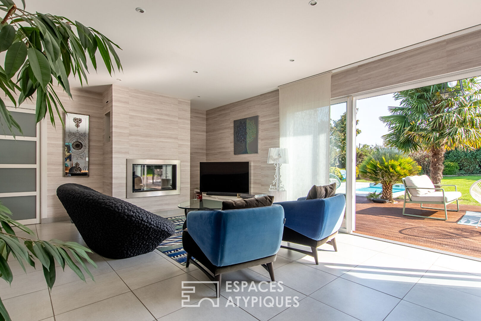 Maison contemporaine de plain-pied avec piscine et jardin paysagé à Bouchemaine
