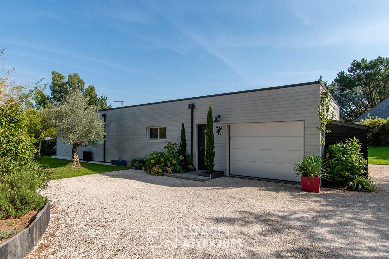 Maison contemporaine de plain-pied avec piscine et jardin paysagé à Bouchemaine