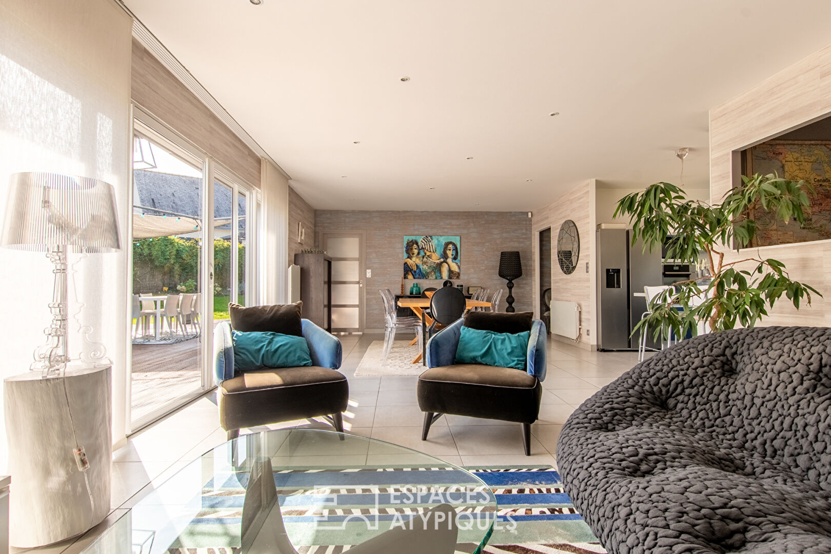 Maison contemporaine de plain-pied avec piscine et jardin paysagé à Bouchemaine