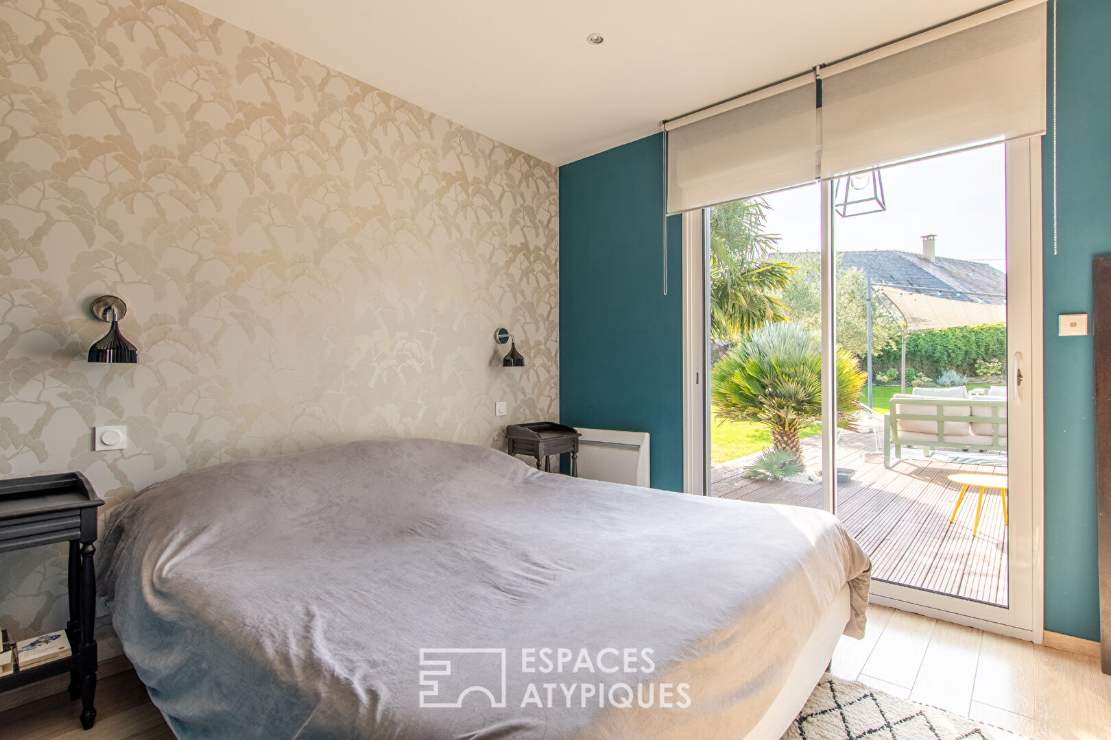 Maison contemporaine de plain-pied avec piscine et jardin paysagé à Bouchemaine