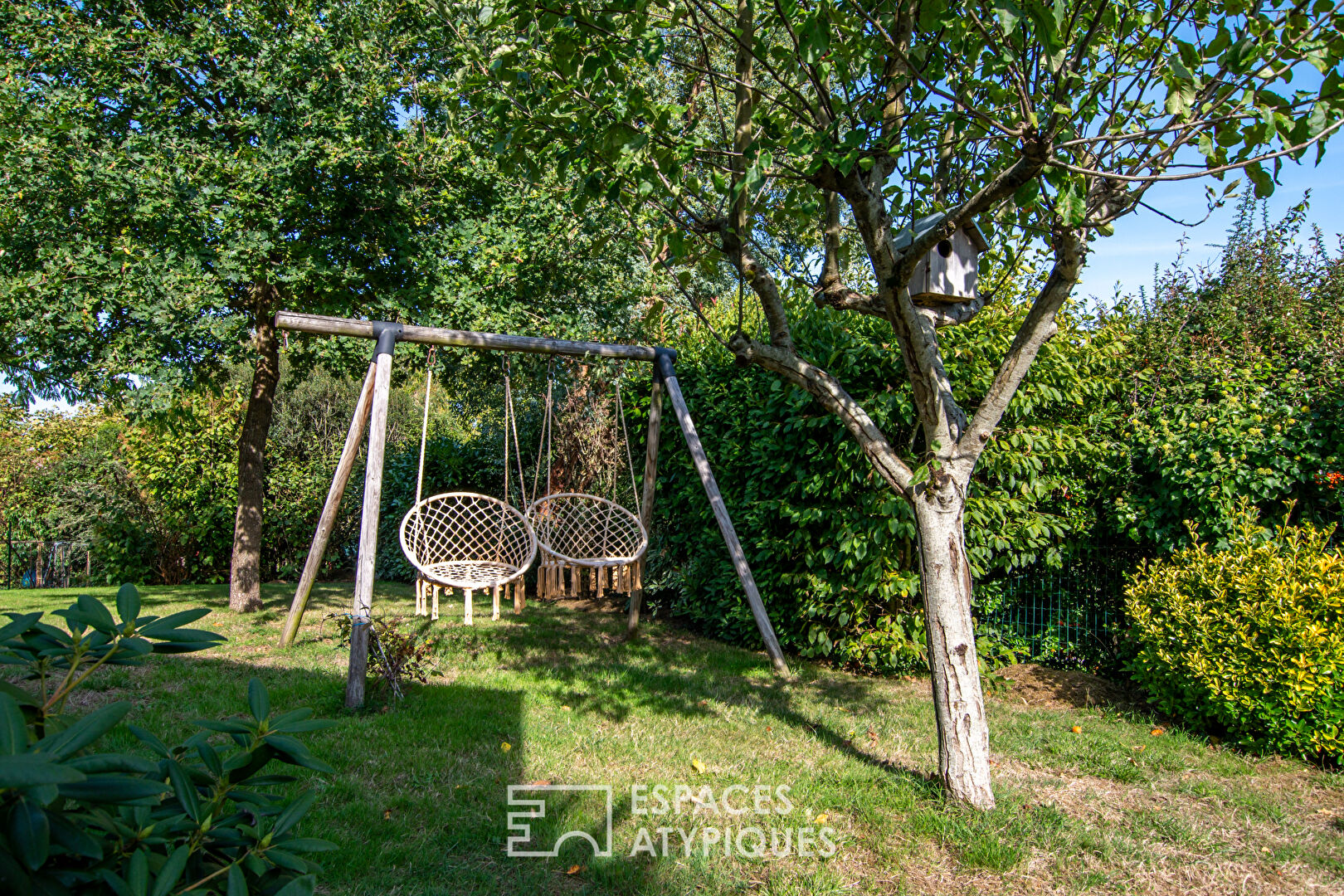 Maison contemporaine de plain-pied avec piscine et jardin paysagé à Bouchemaine