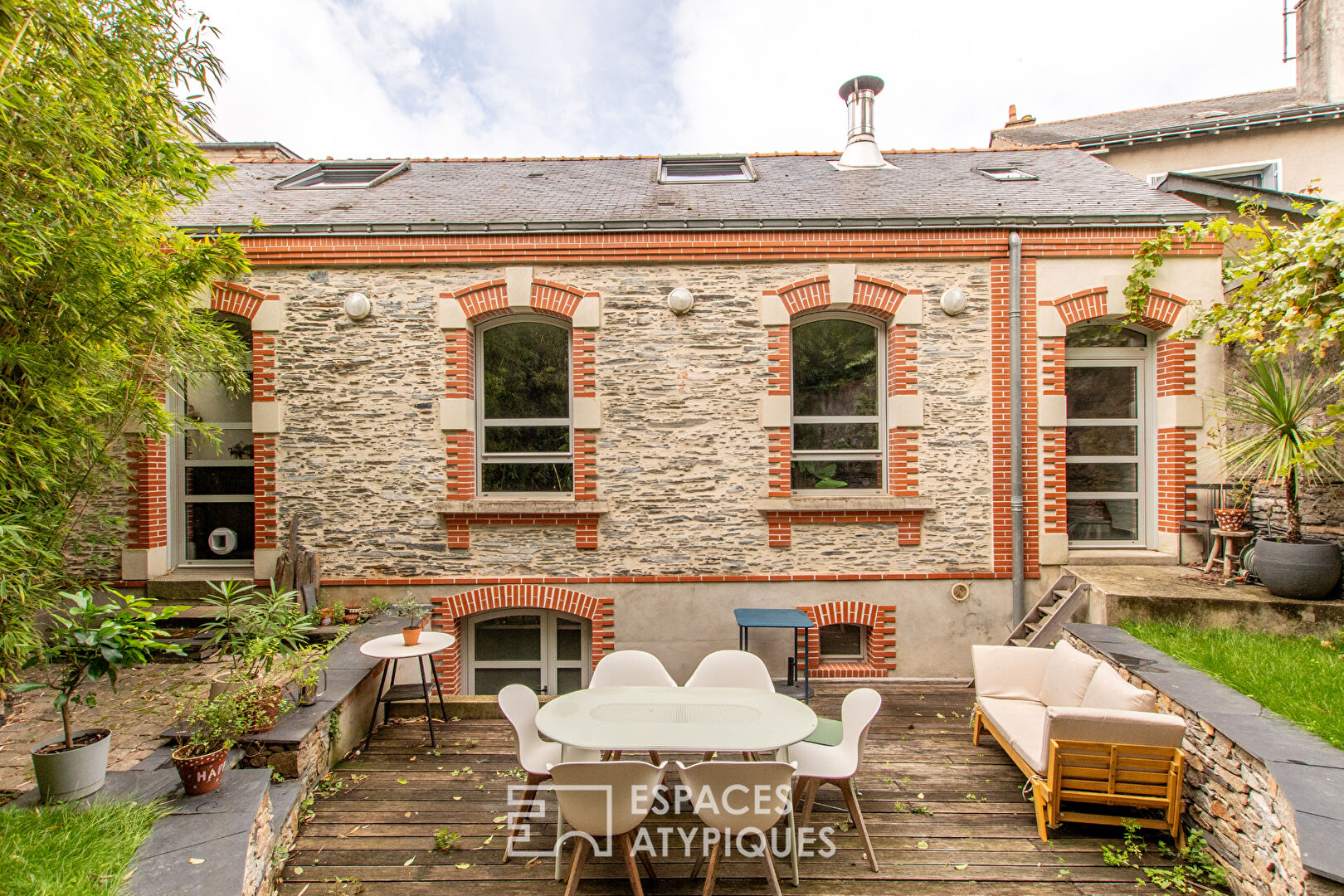 XXL Triplex Loft with Landscaped Courtyard and Parking