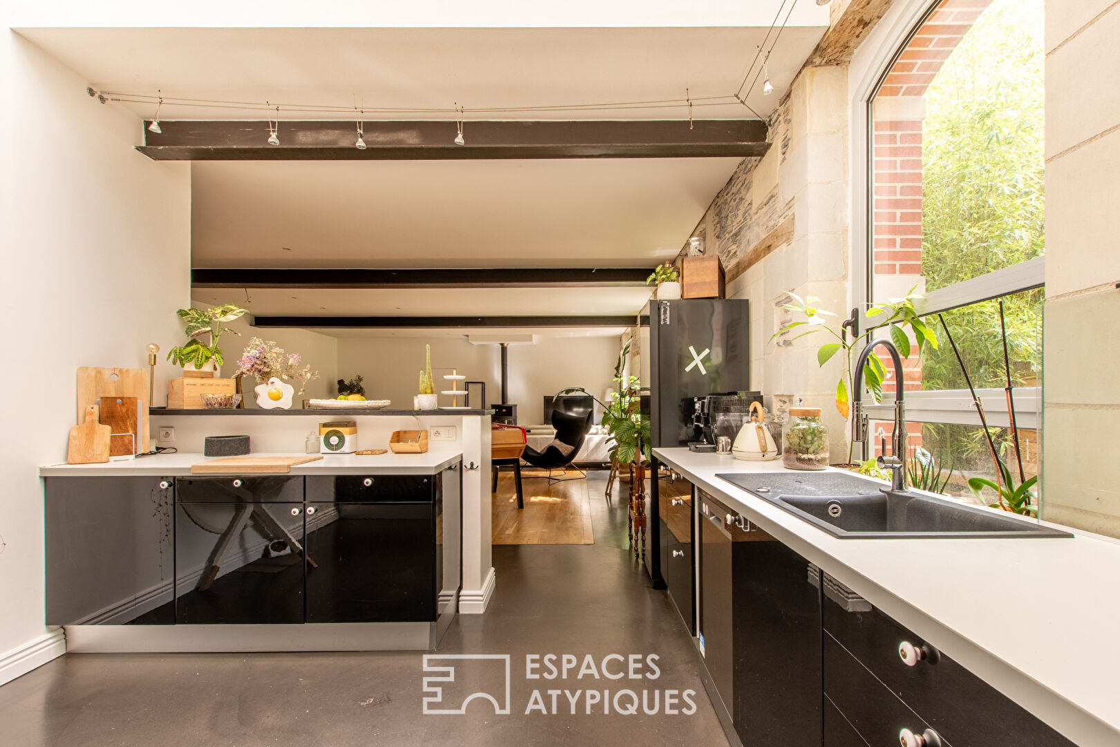 XXL Triplex Loft with Landscaped Courtyard and Parking